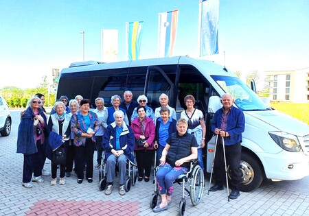 Prvič so se paradne vožnje udeležili tudi stanovalci Doma starejših Taber iz Šmartnega_Župan jim je med vožnjo predstavil kraje skozi katere je šla paradna vožnja 
